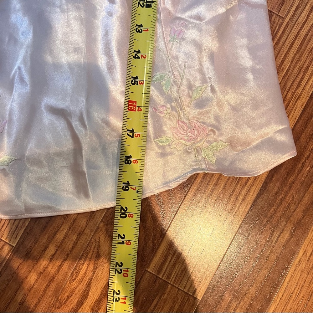 VINTAGE | deadstock Natori pink cottagecore floral embroidered satin crop top - Picture 7 of 9